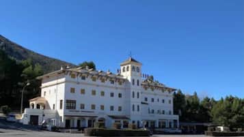 Vista frontal de la propiedad