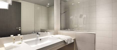 Chambre Prestige double | Salle de bain | Articles de toilette (gratuits), séchoir à cheveux, serviettes fournies