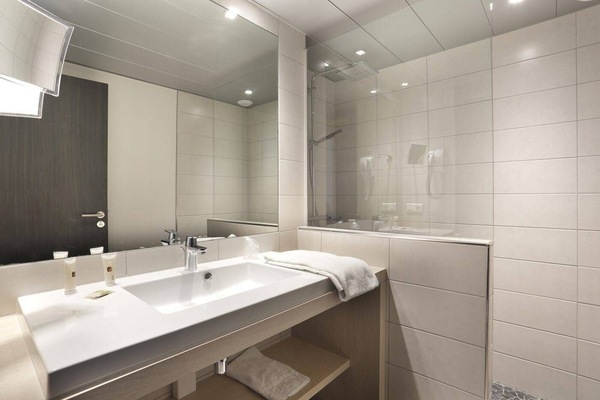 Premium Double Room | Bathroom | Free toiletries, hair dryer, towels