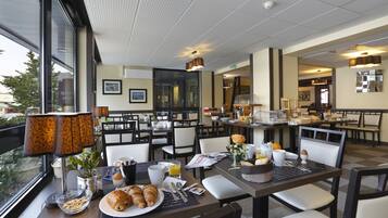 Lunch and dinner served, French cuisine