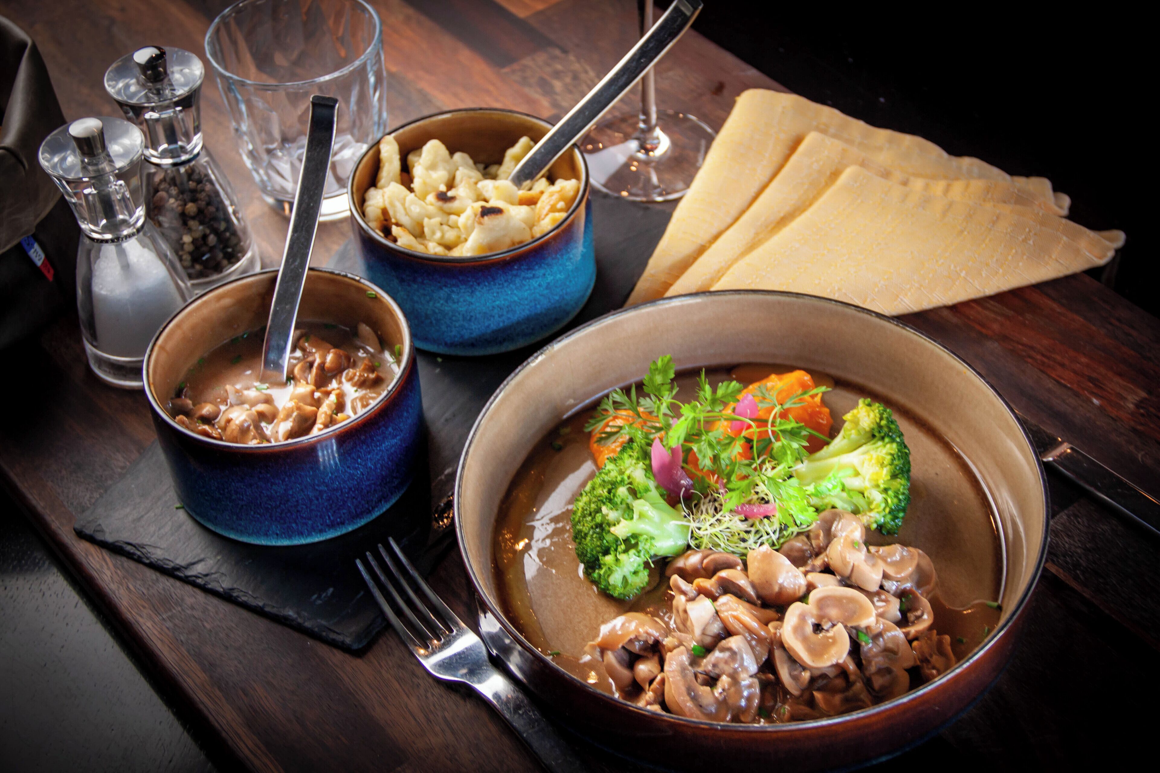 lunch and dinner served, french cuisine