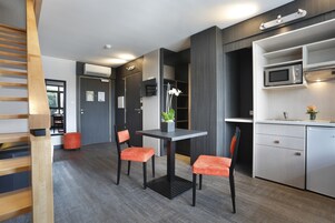 Kaliteli yatak takımı, yastık yüzeyli yatak, masa, ses yalıtımı 