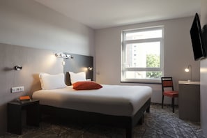 Executive Quadruple Room | Premium bedding, pillow-top beds, desk, soundproofing - The Originals Boutique, Hôtel d'Alsace, Strasbourg Sud (Illkirch-Graffenstaden)