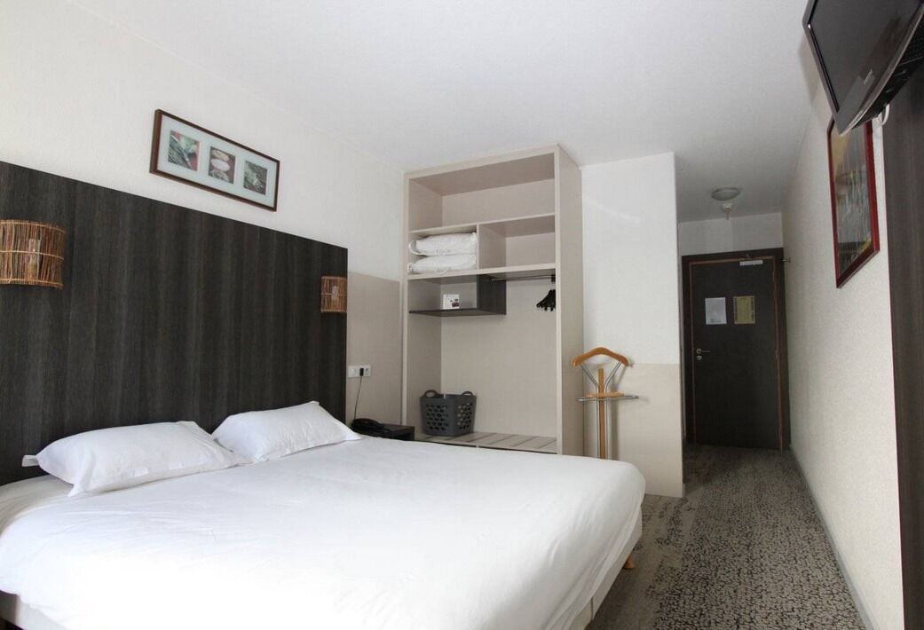 经典双人房或双床房 | 高档床上用品、加厚床垫、办公桌、隔音