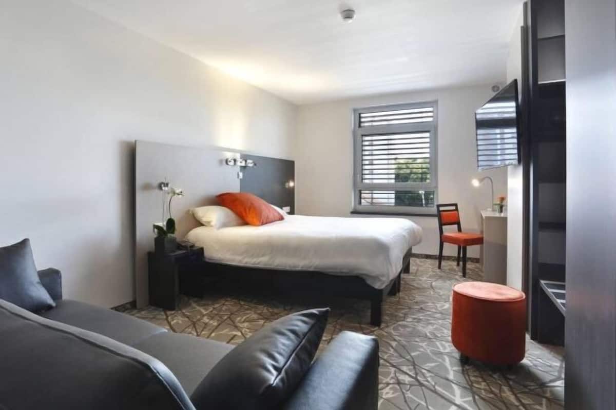 Premium bedding, pillowtop beds, desk, soundproofing