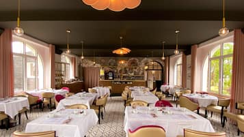 Desayuno buffet diario (EUR 14 por persona)