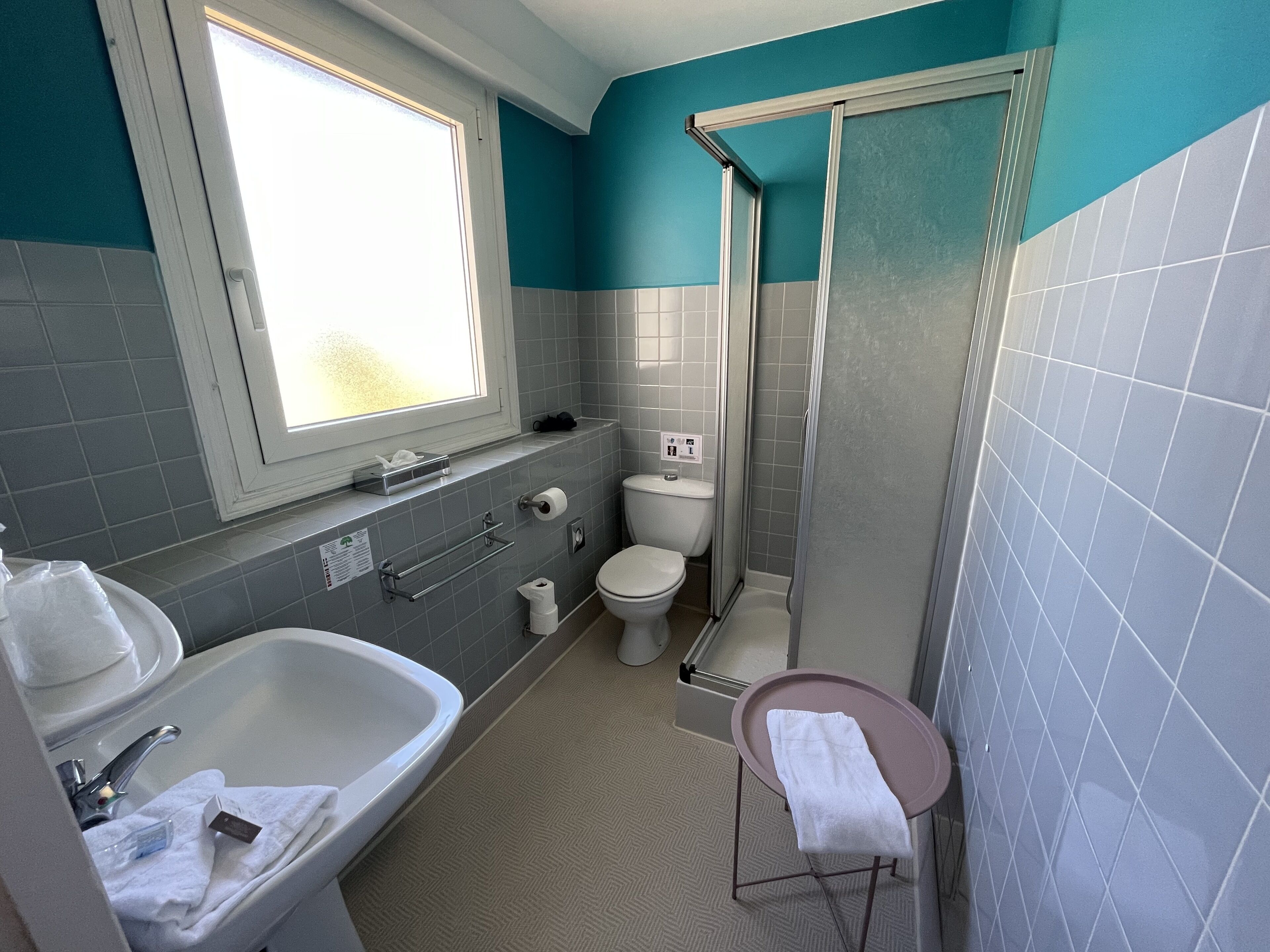 Ein Badezimmer mit Badewanne, Toilette und Dusche.