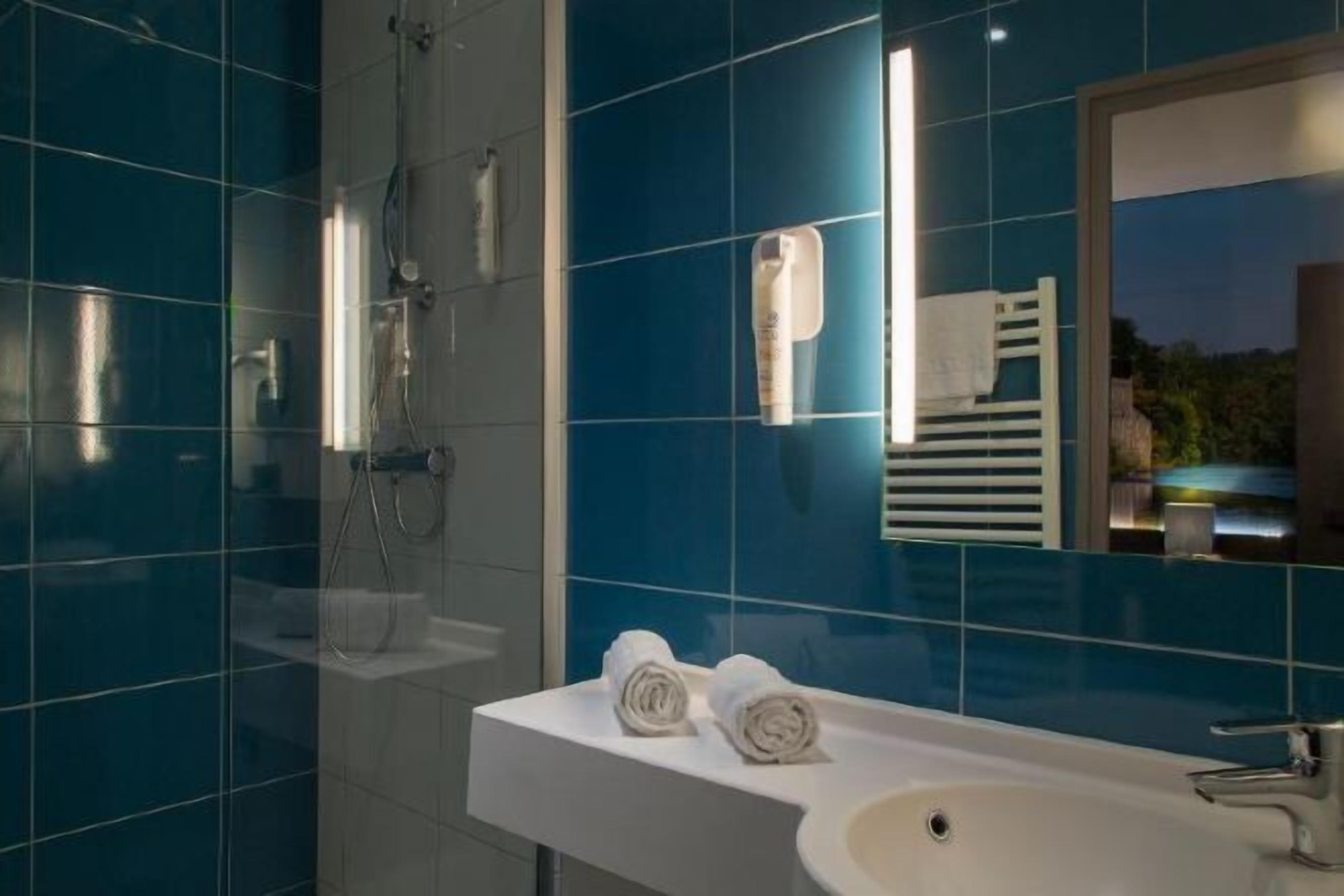Baño | Artículos de higiene personal gratuitos, secador de pelo y toallas