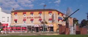 A building with multiple signs indicating it is a hotel, restaurant, and sports facility. - The Originals City, Hôtel Le Boeuf Rouge, Saint-Junien (Saint-Junien)