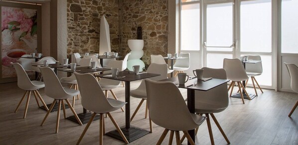 Breakfast, lunch, dinner served; French cuisine