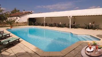 Piscine extérieure (ouverte en saison), parasols de plage