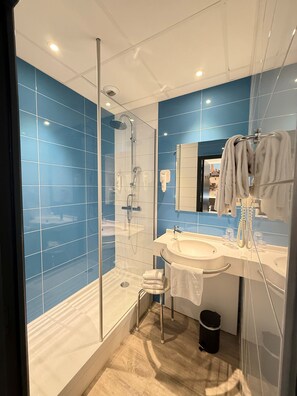 Chambre triple familiale | Salle de bain | Articles de toilette (gratuits), séchoir à cheveux, serviettes fournies