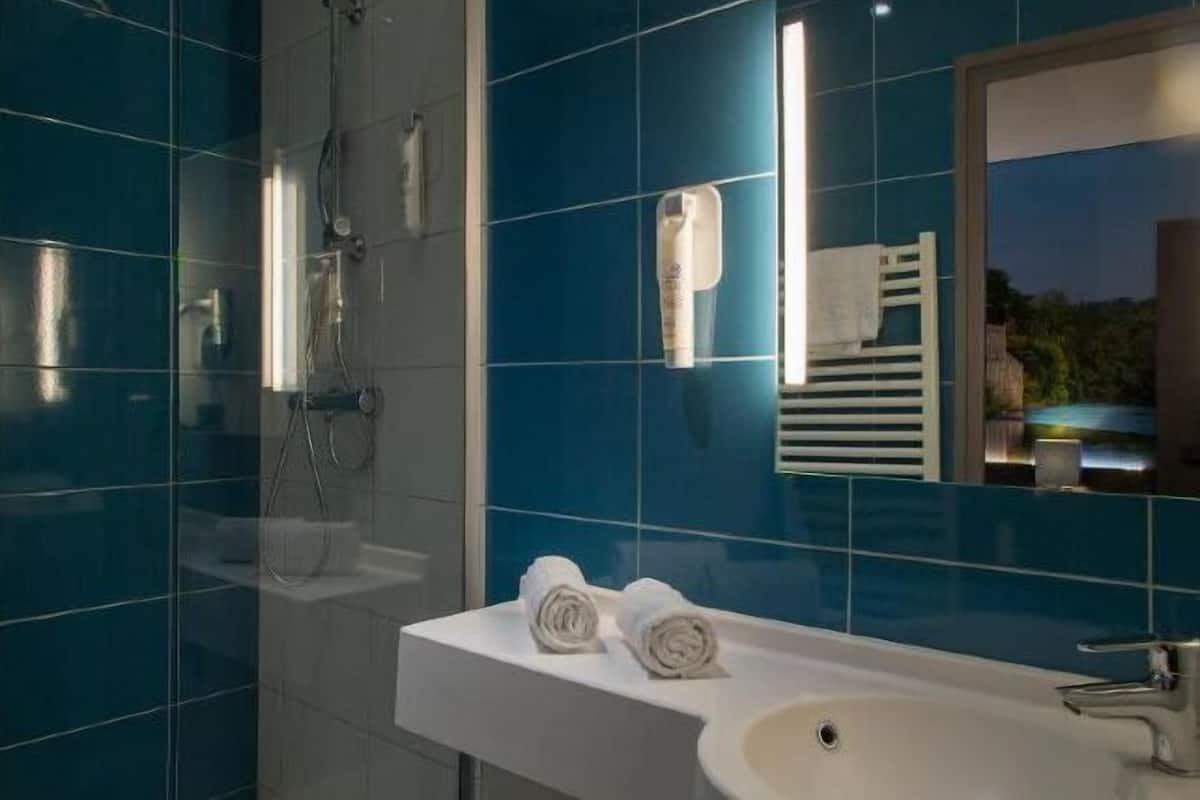 Baño | Artículos de higiene personal gratuitos, secador de pelo y toallas