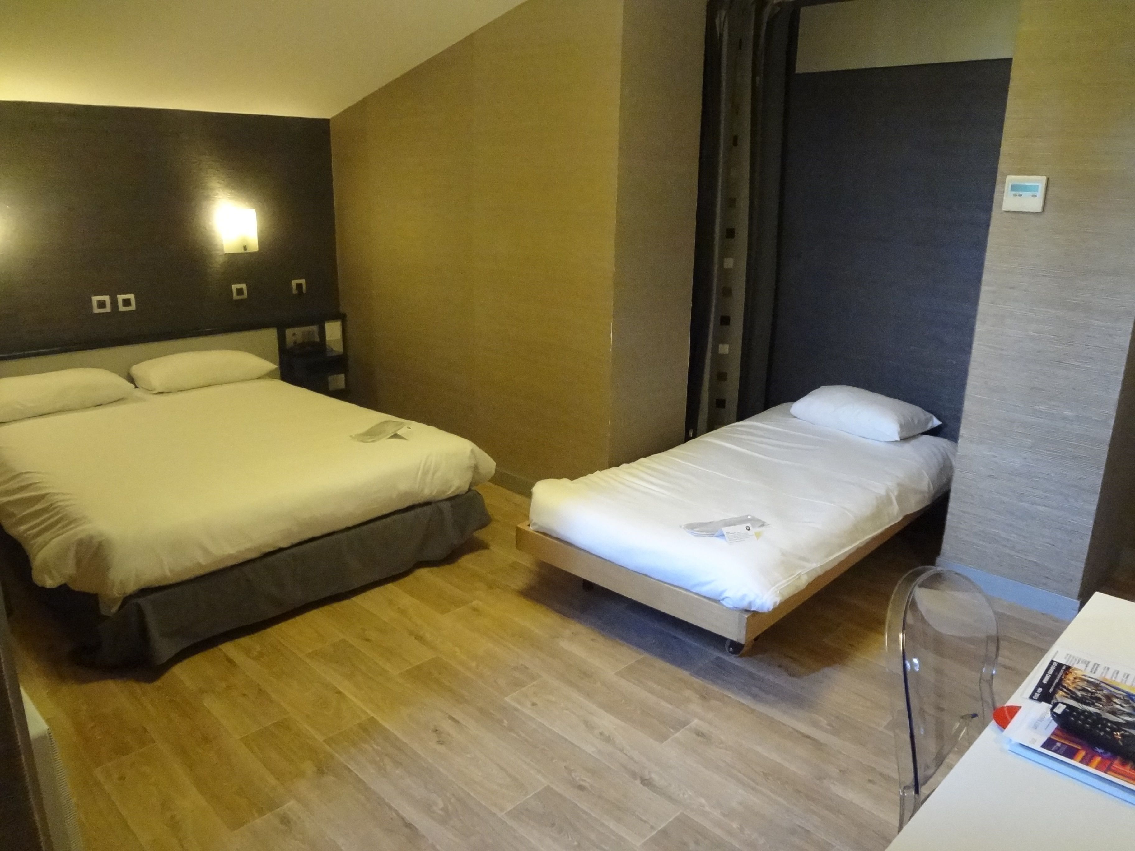 comfort triple room | desk, soundproofing, iron/ironing board, cots/infant beds