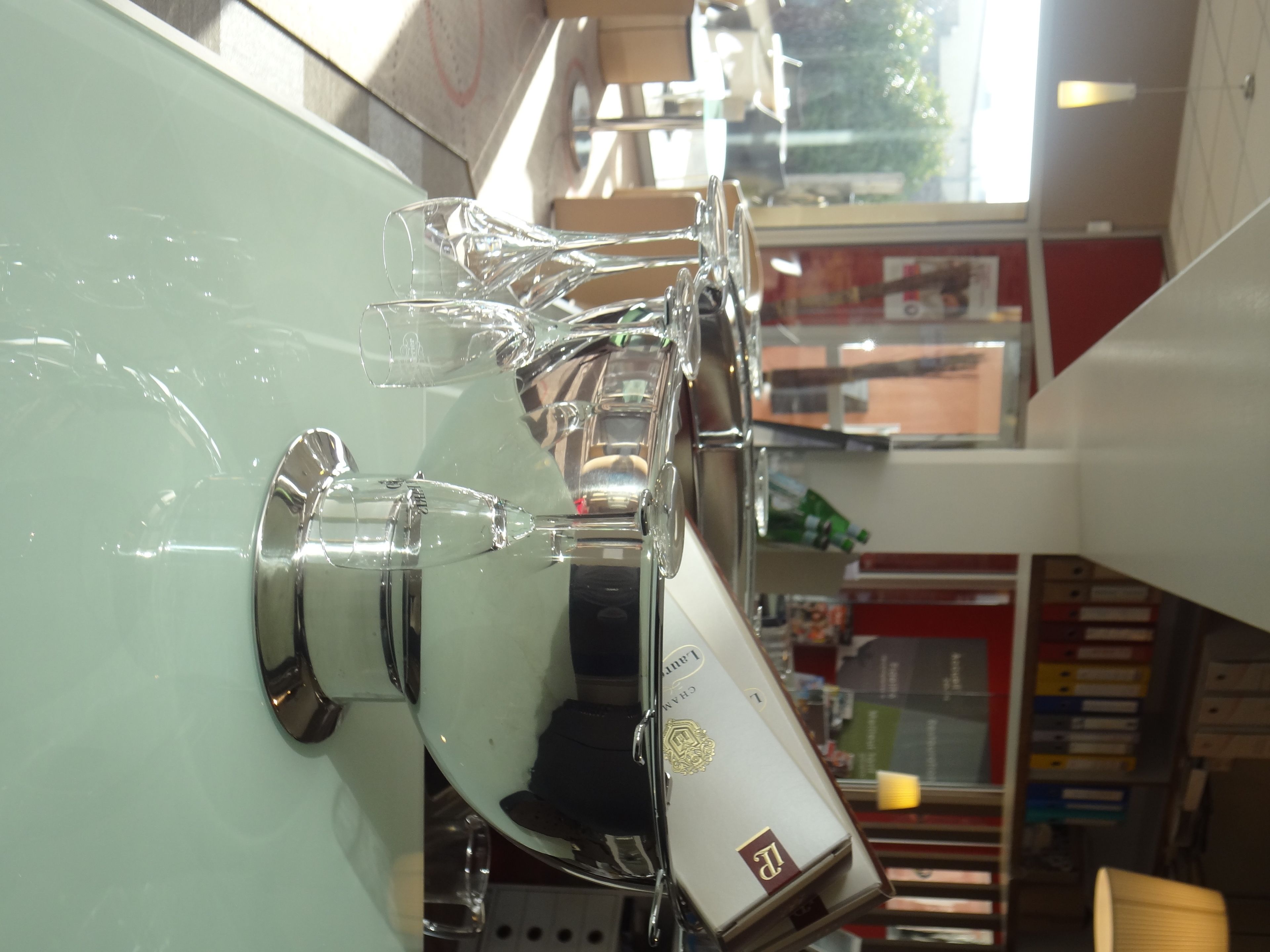 Cucina con cappa in acciaio inossidabile e frigorifero.