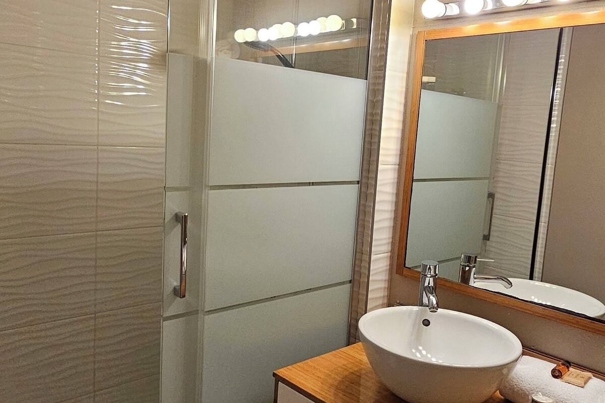 comfort double room | bathroom | free toiletries, hair dryer, towels