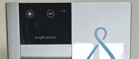 Dispensador de agua con un logotipo y el texto "Niortais des Eaux".