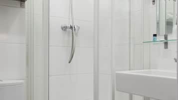 Double Room | Bathroom | Shower, rainfall showerhead, free toiletries, hair dryer