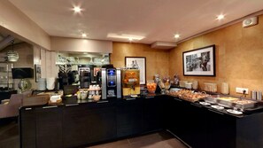 Petit déjeuner buffet (14 EUR par personne)