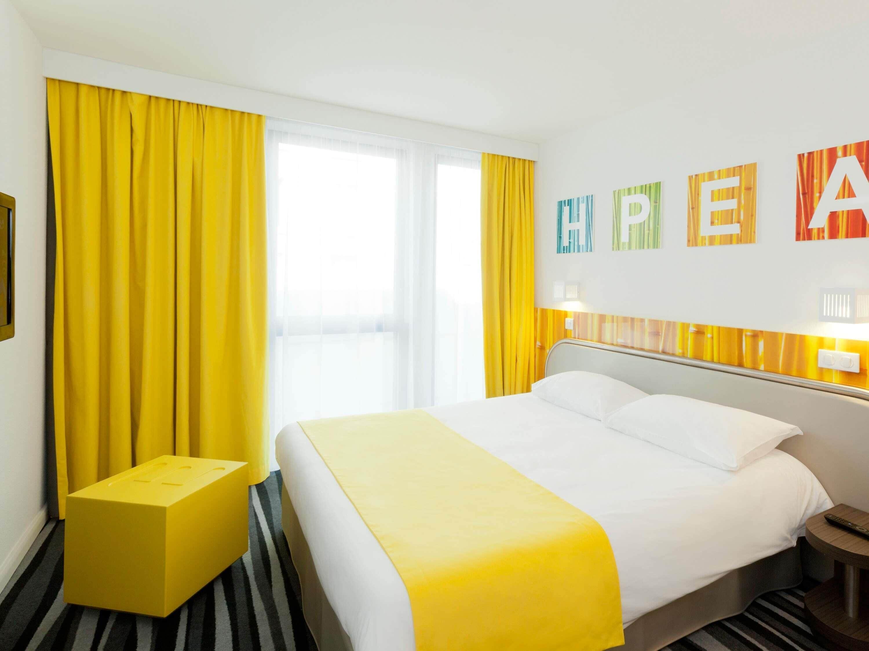 Ropa de cama de alta calidad, escritorio y cortinas blackout 