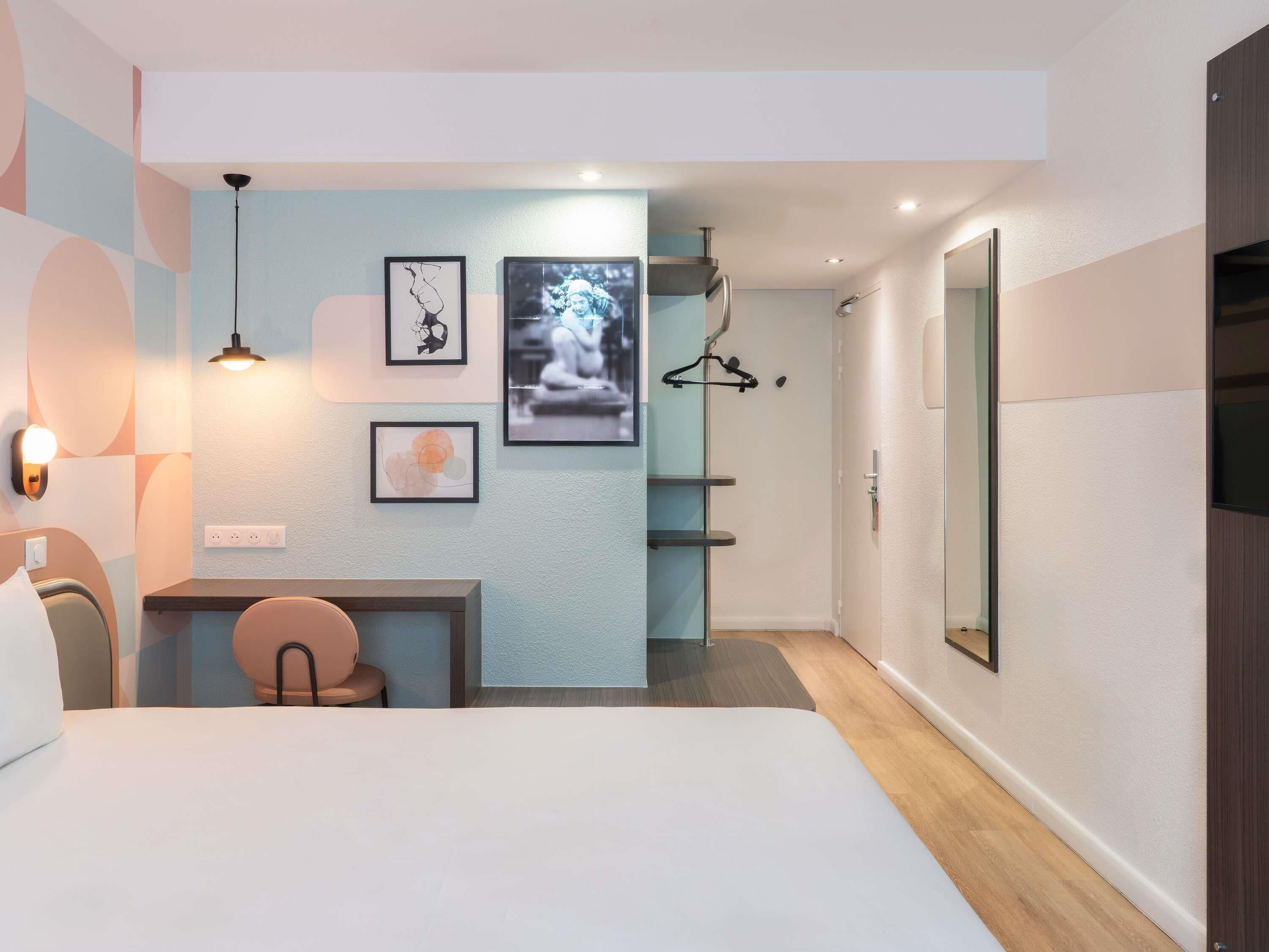 Habitación estándar, 1 cama matrimonial y sofá cama | Ropa de cama de alta calidad, escritorio y cortinas blackout 