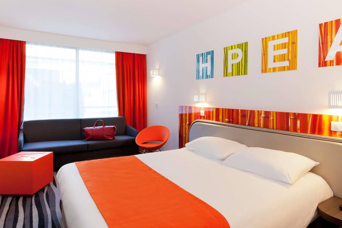 Premium bedding, desk, blackout drapes, soundproofing