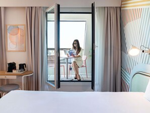 Suite, 1 cama matrimonial y sofá cama, balcón | Ropa de cama de alta calidad, escritorio y cortinas blackout 