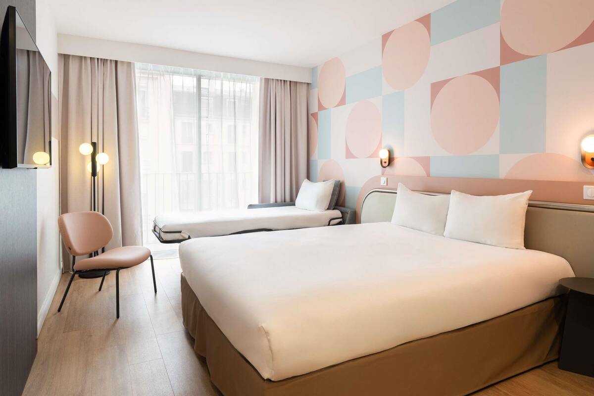 Habitación estándar, 1 cama doble con sofá cama | Ropa de cama de alta calidad, escritorio, cortinas opacas