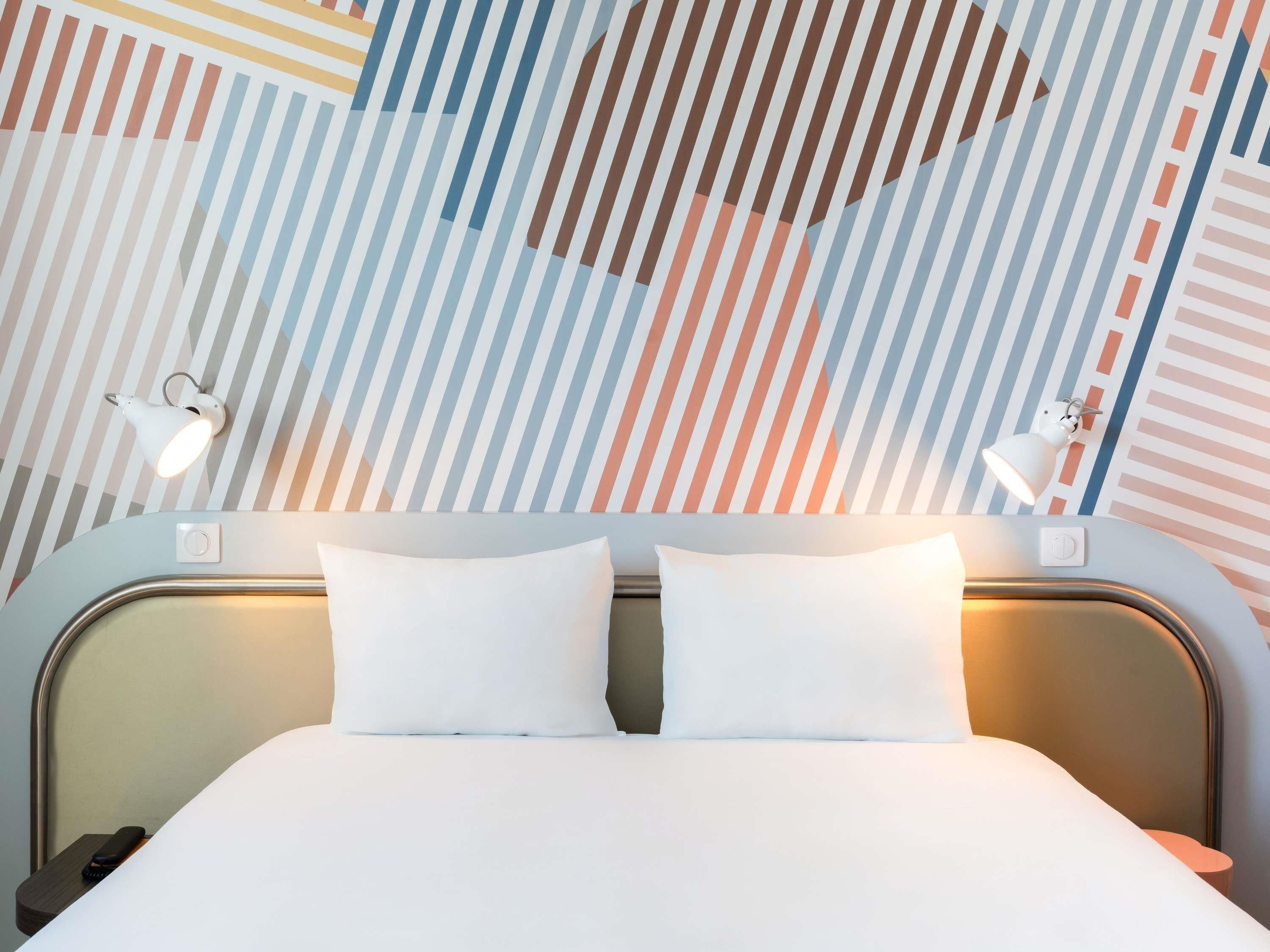 Luxe beddengoed, een bureau, verduisterende gordijnen