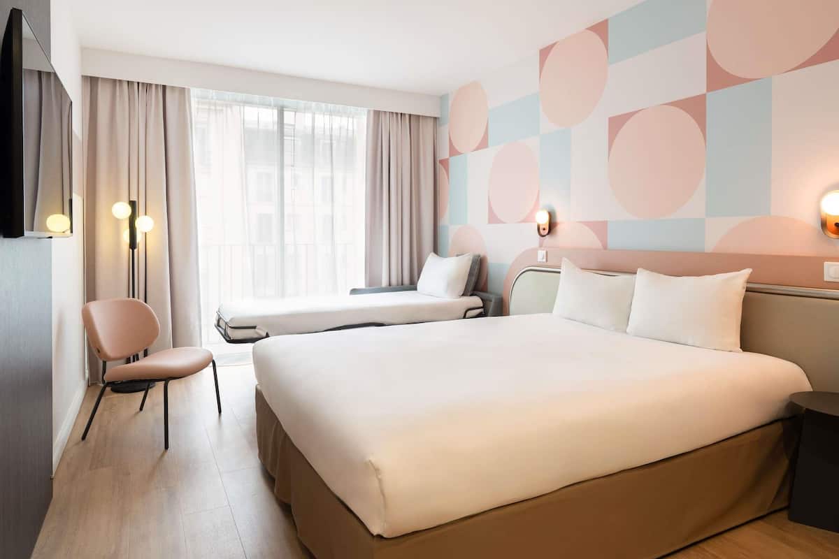 Habitación estándar, 1 cama doble con sofá cama | Ropa de cama de alta calidad, escritorio, cortinas opacas