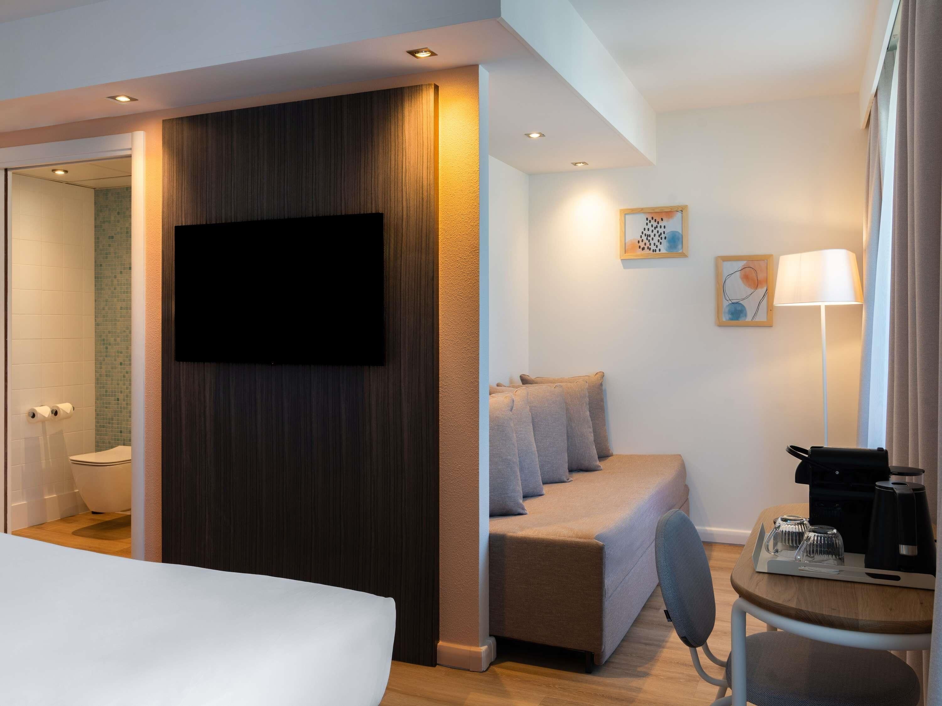 套房, 1 张双人床和 1 张沙发床, 阳台 | 高档床上用品、办公桌、遮光窗帘、隔音