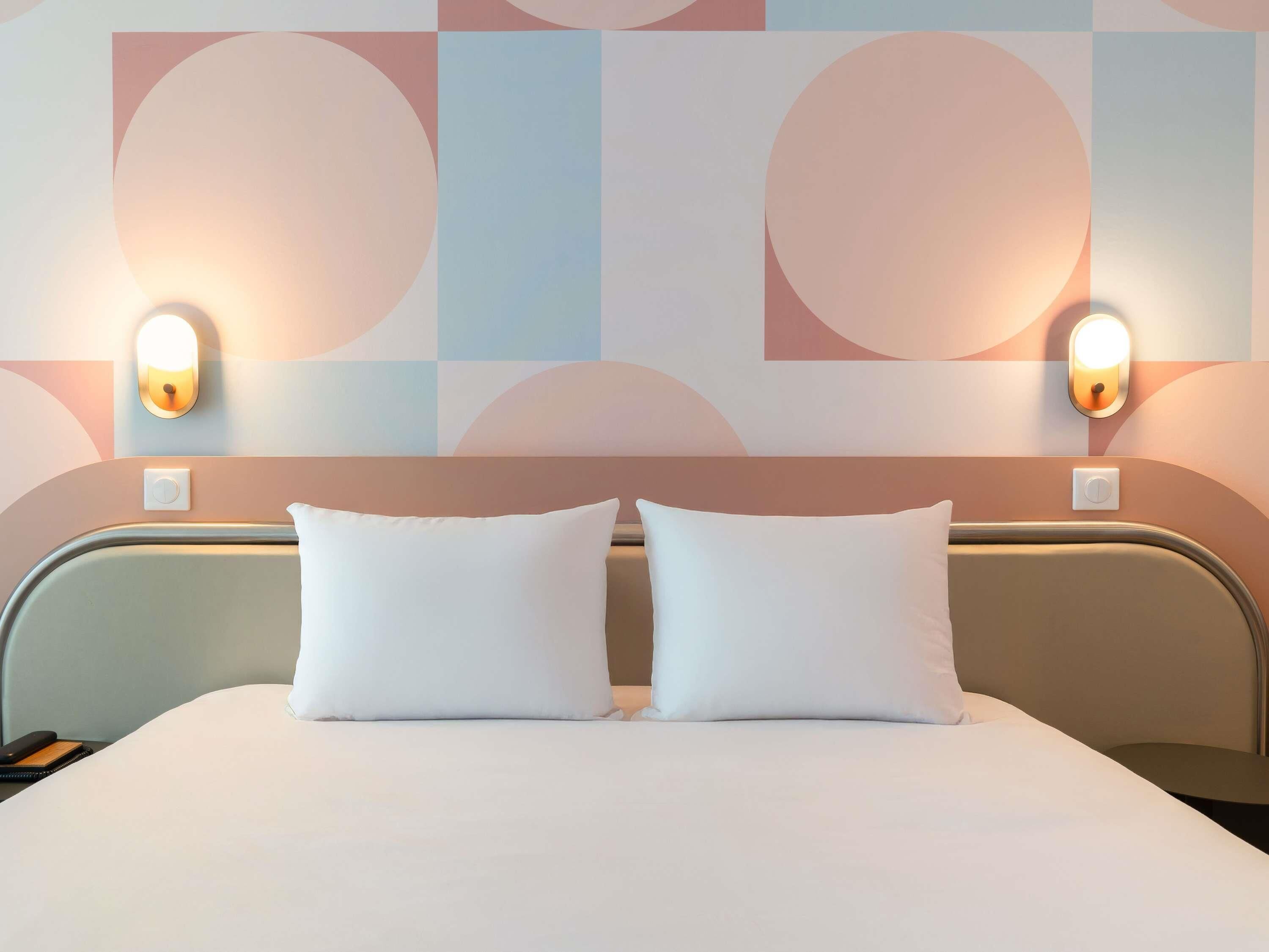 Habitación superior, 1 cama doble con sofá cama | Ropa de cama de alta calidad, escritorio, cortinas opacas