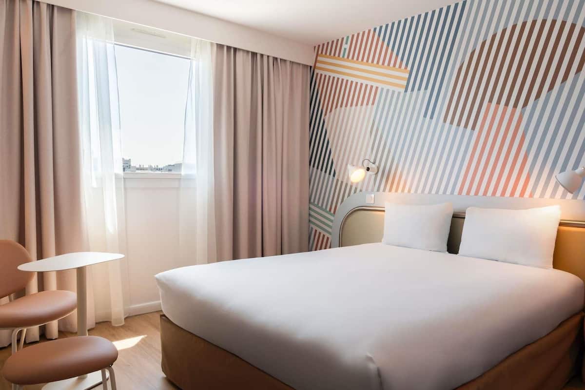 Chambre Confort, 1 lit double, vue sur le jardin | Literie de qualitĂ©, bureau, rideaux dâobscurcissement