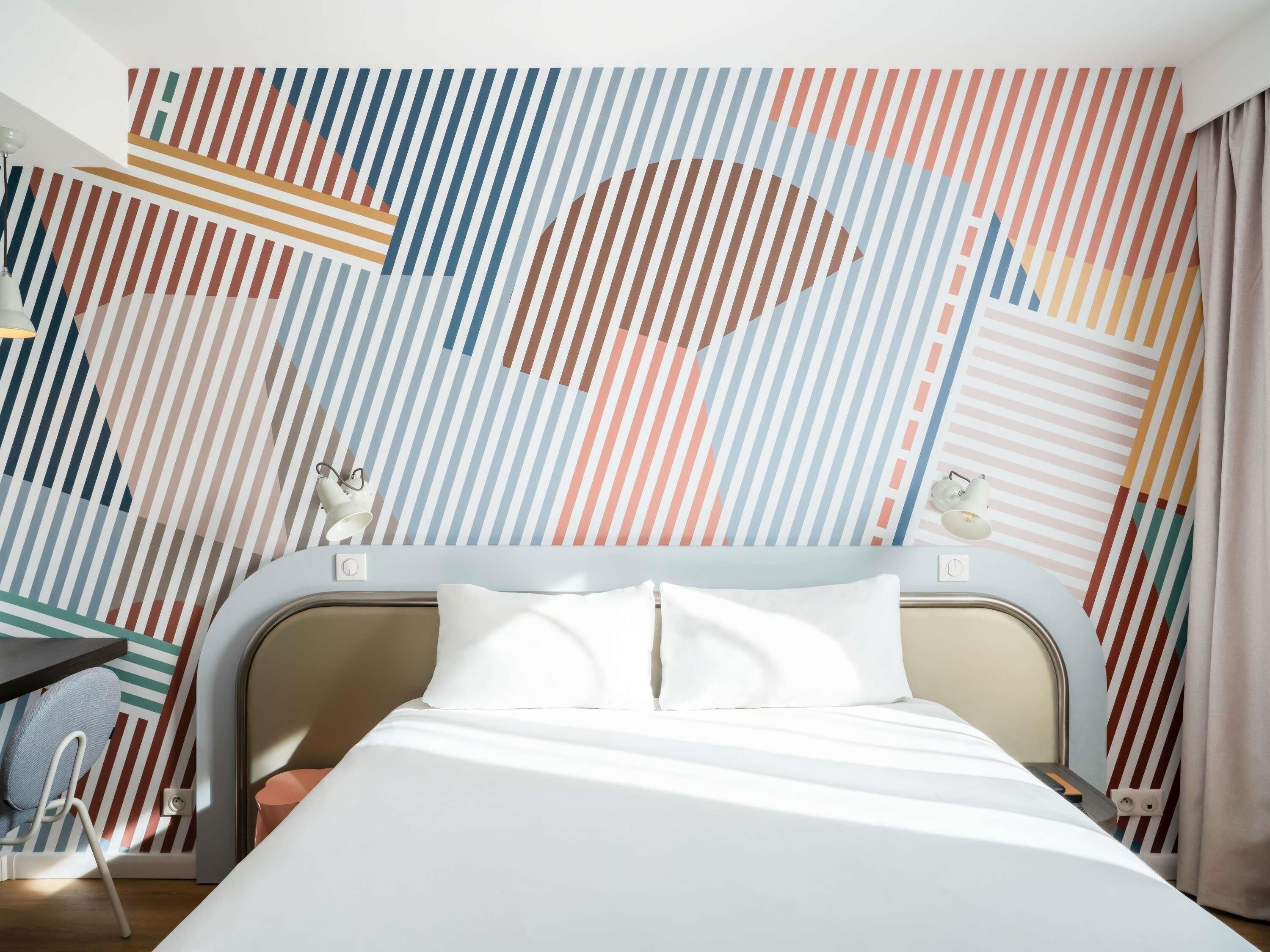 Standaard kamer, 1 tweepersoonsbed met slaapbank | Luxe beddengoed, een bureau, verduisterende gordijnen