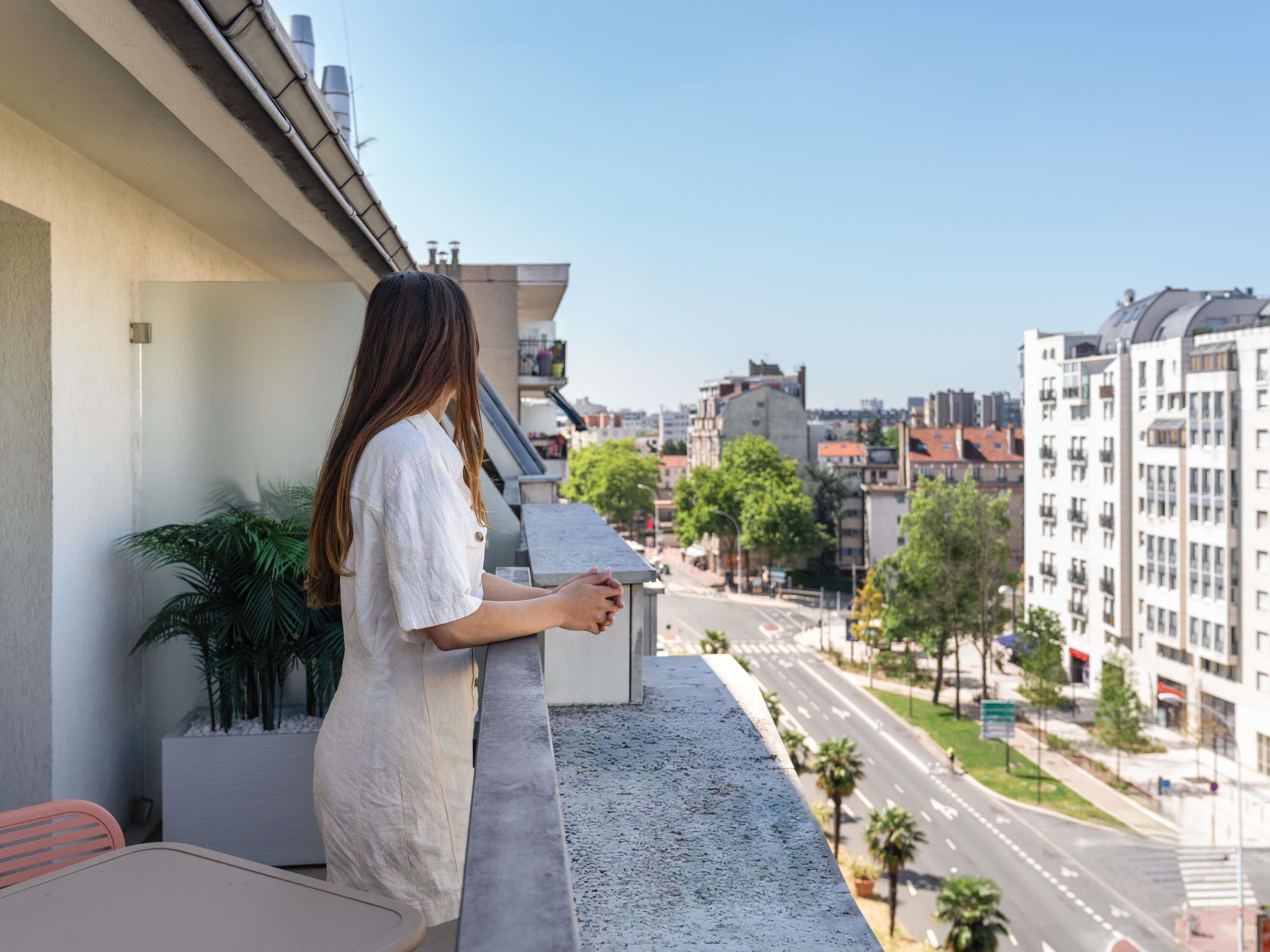 أغطية فراش متميزة ومكتب وستائر تعتيم وتجهيزات عازلة للصوت