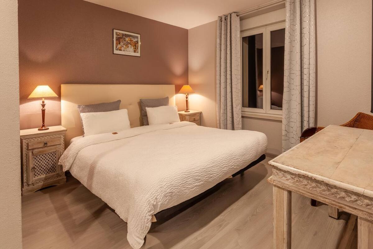 Cribs (surcharge), WiFi (free), bed sheets