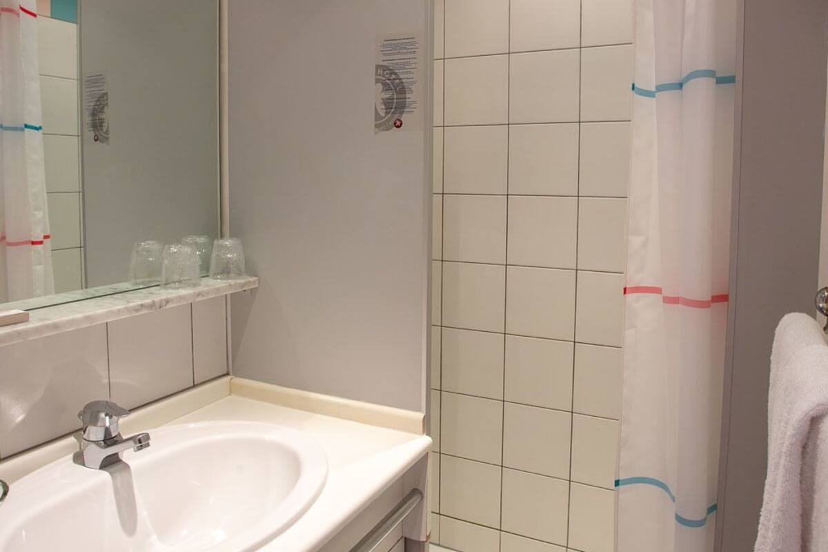 shower, free toiletries, hair dryer, towels