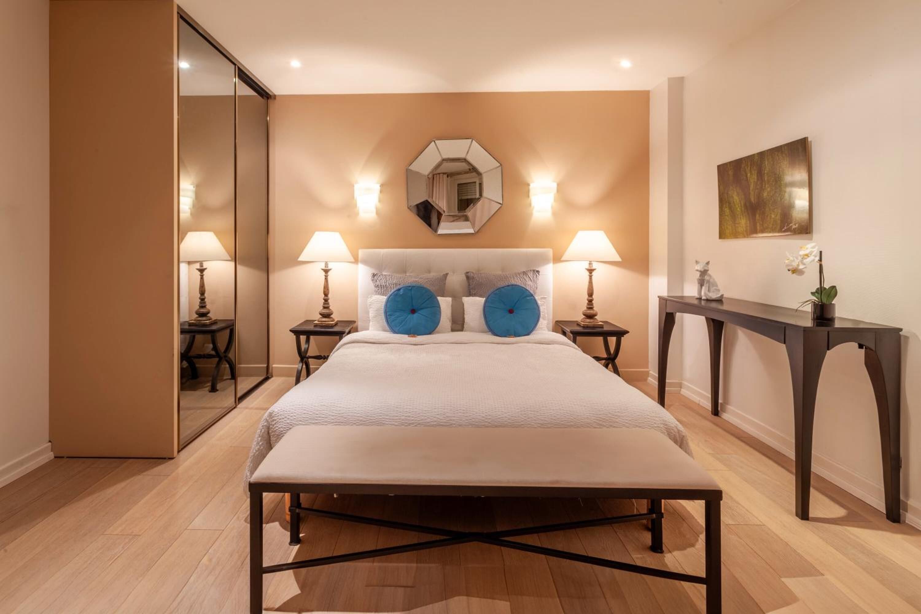 Cribs (surcharge), WiFi (free), bed sheets
