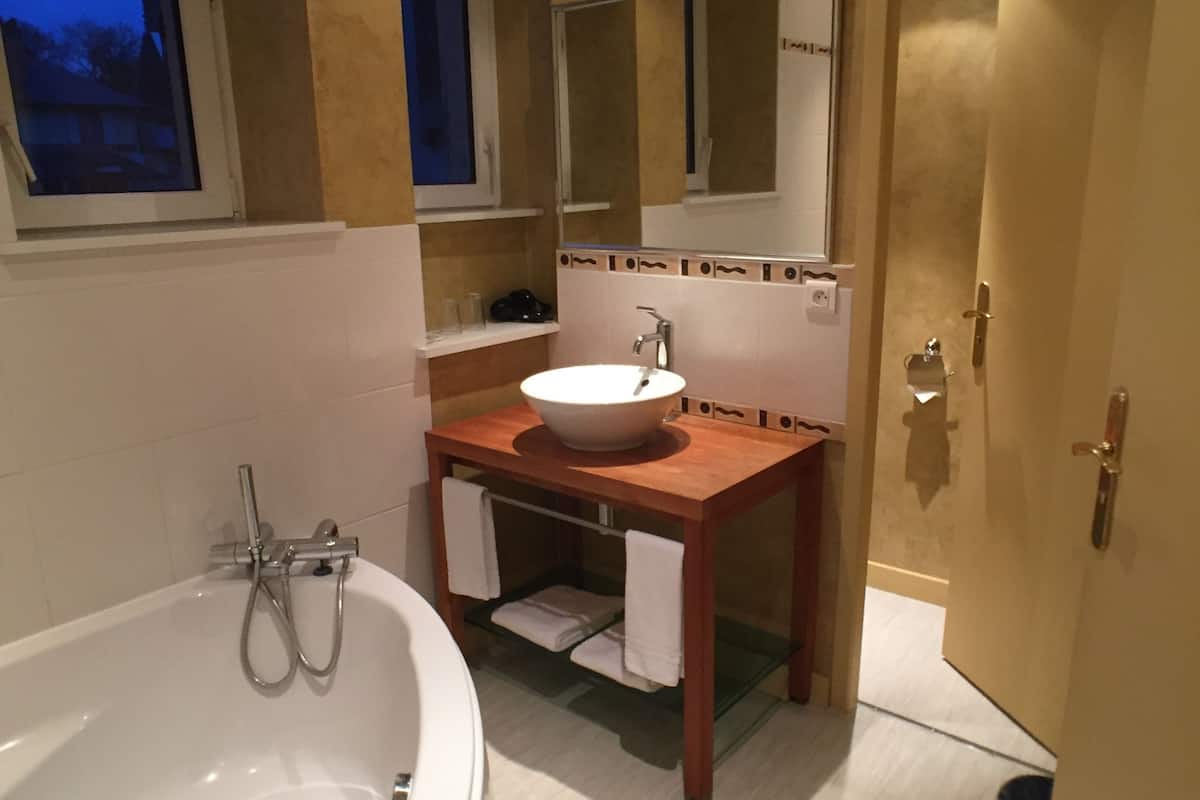 premium double room | bathroom | shower, free toiletries, hair dryer, towels