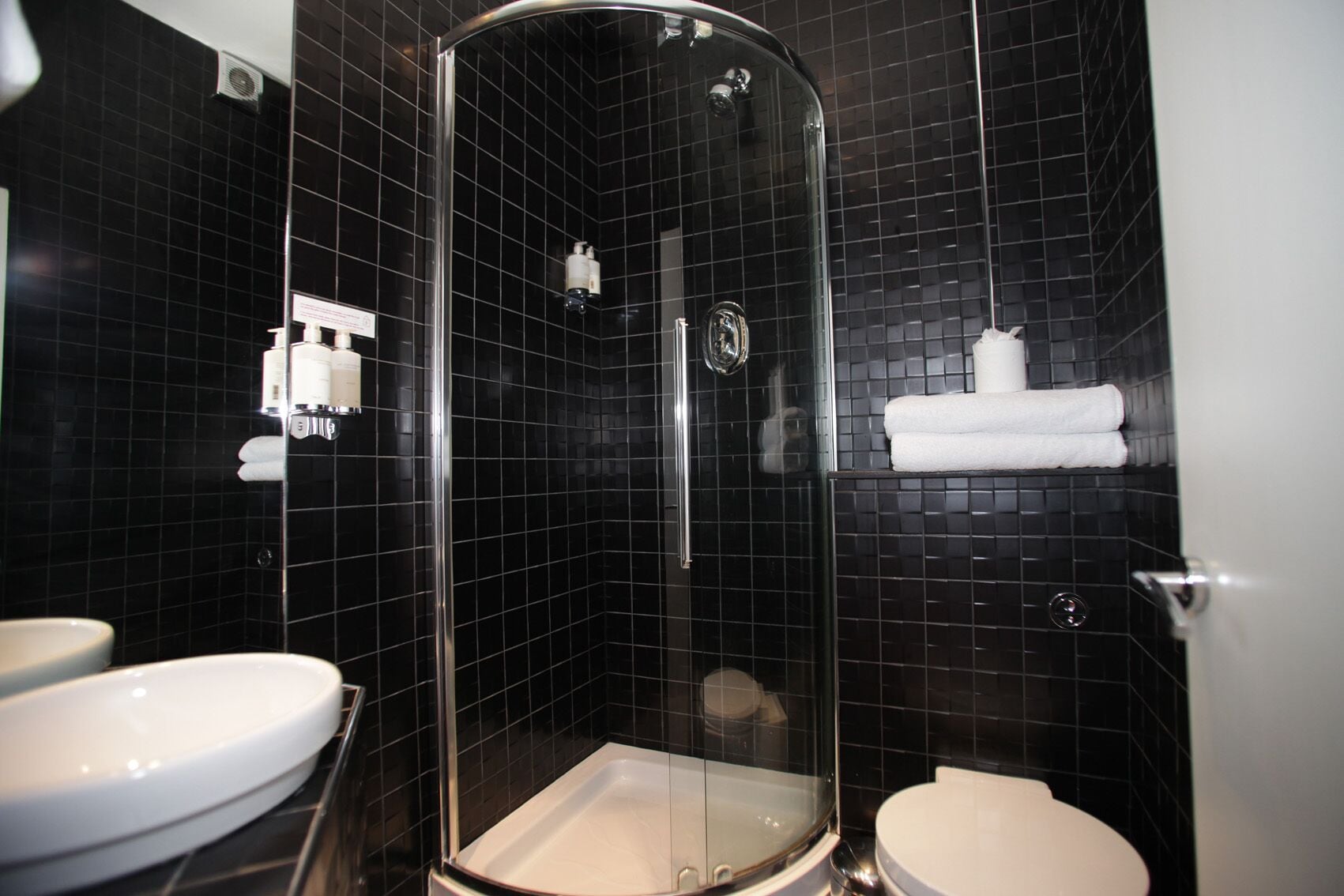 Kamar Double Superior, ensuite (Poppy) | Kamar mandi | Perlengkapan mandi gratis dan handuk