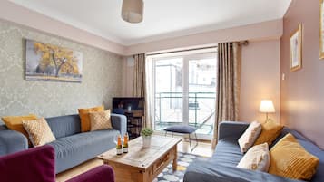 Departamento, 3 habitaciones (6 Adults) | Área de sala de estar | Televisión de 32 pulgadas con canales vía satélite