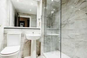 Habitación individual, 1 cama individual | Baño | Artículos de higiene personal gratuitos, secador de pelo y toallas