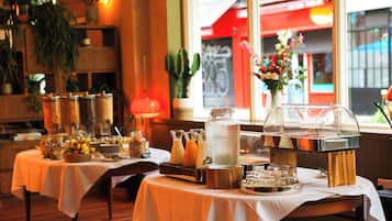 Tägliches großes Frühstück gegen Gebühr