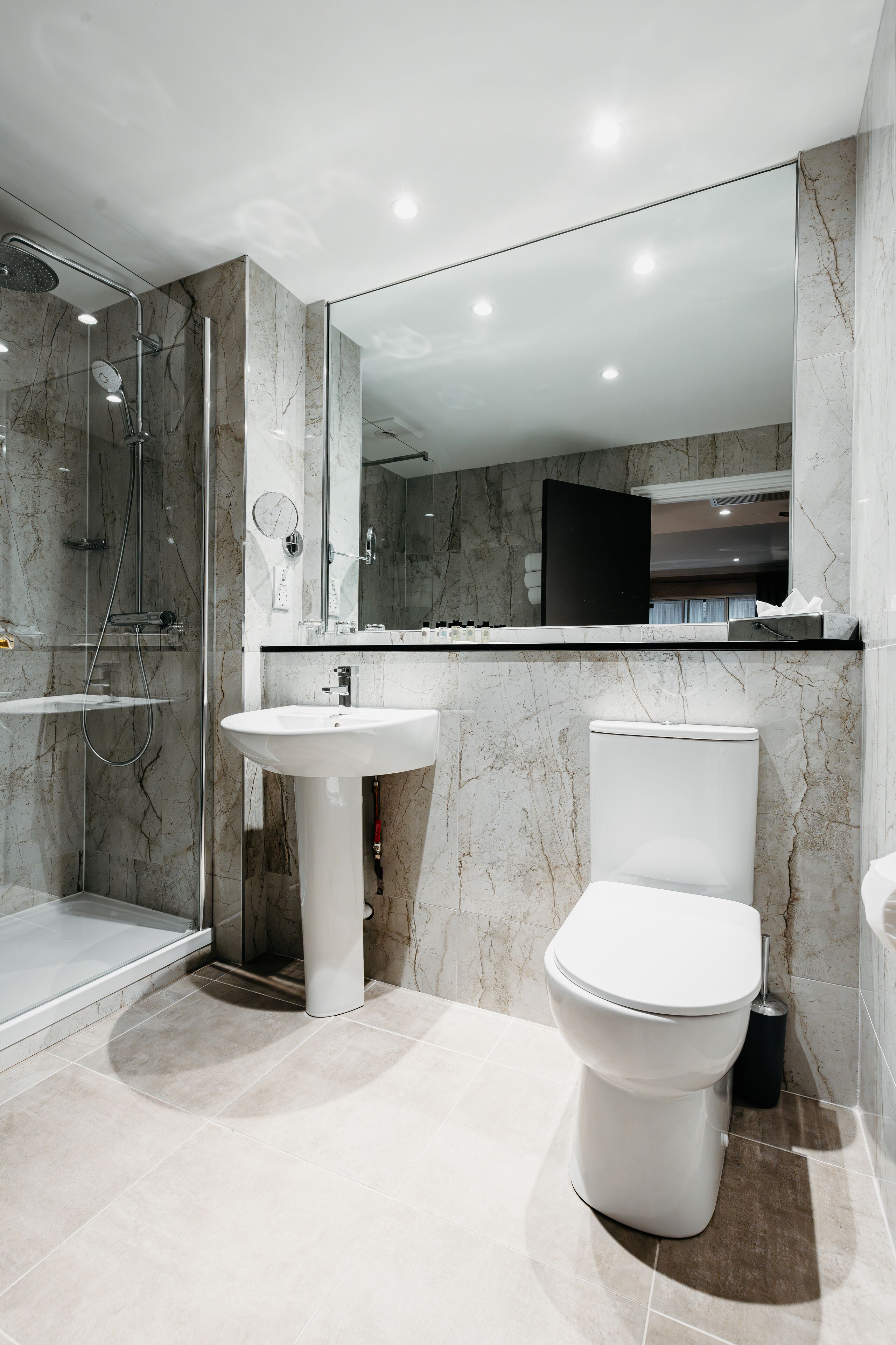 triple room | bathroom | free toiletries, hair dryer, towels