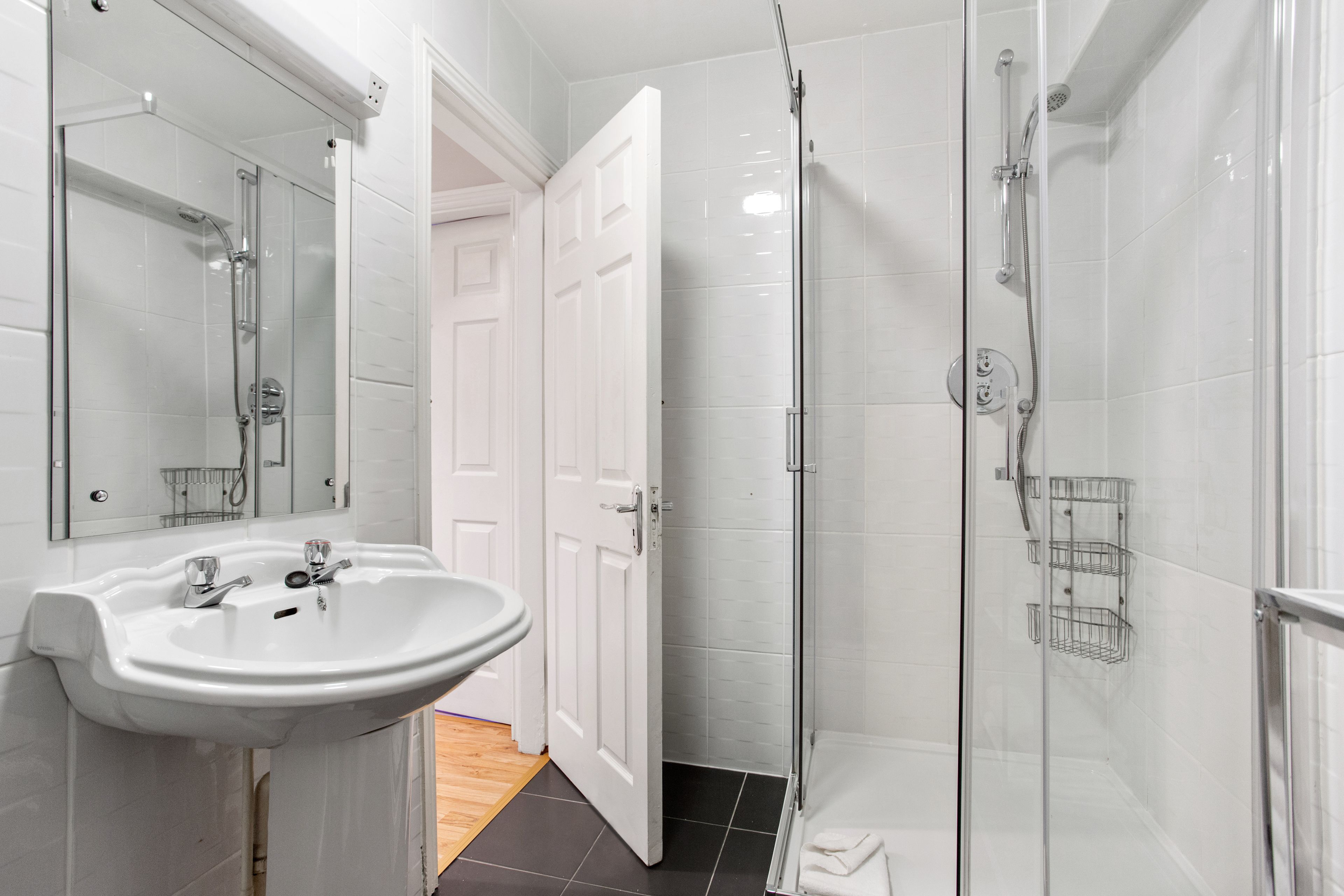 apartment, 3 bedrooms (6 adults) | bathroom | free toiletries, hair dryer, towels