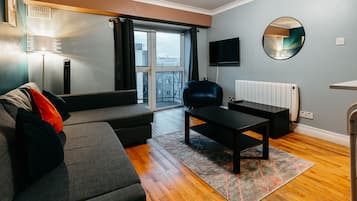 Departamento, 1 habitación (3 Adults) | Área de sala de estar | Televisión de 32 pulgadas con canales vía satélite