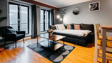 Departamento, 1 habitación (3 Adults) | Área de sala de estar | Televisión de 32 pulgadas con canales vía satélite