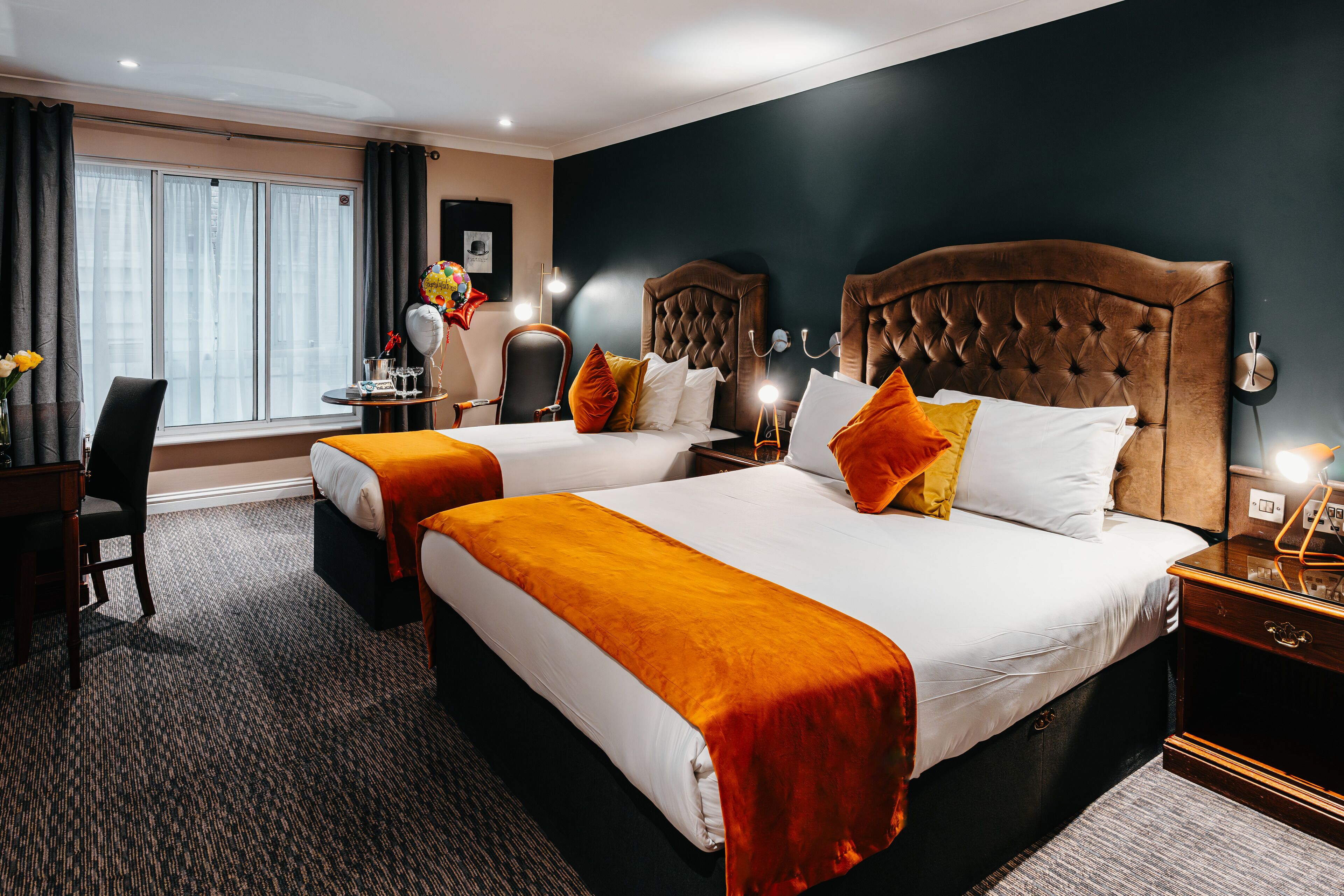 Habitación triple | Caja fuerte, escritorio, cortinas opacas y tabla de planchar con plancha