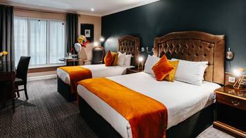 Trippelrum | Värdeförvaringsskåp på rummet, skrivbord och mörkläggningsgardiner