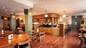 Desayuno completo (EUR 20 por persona)